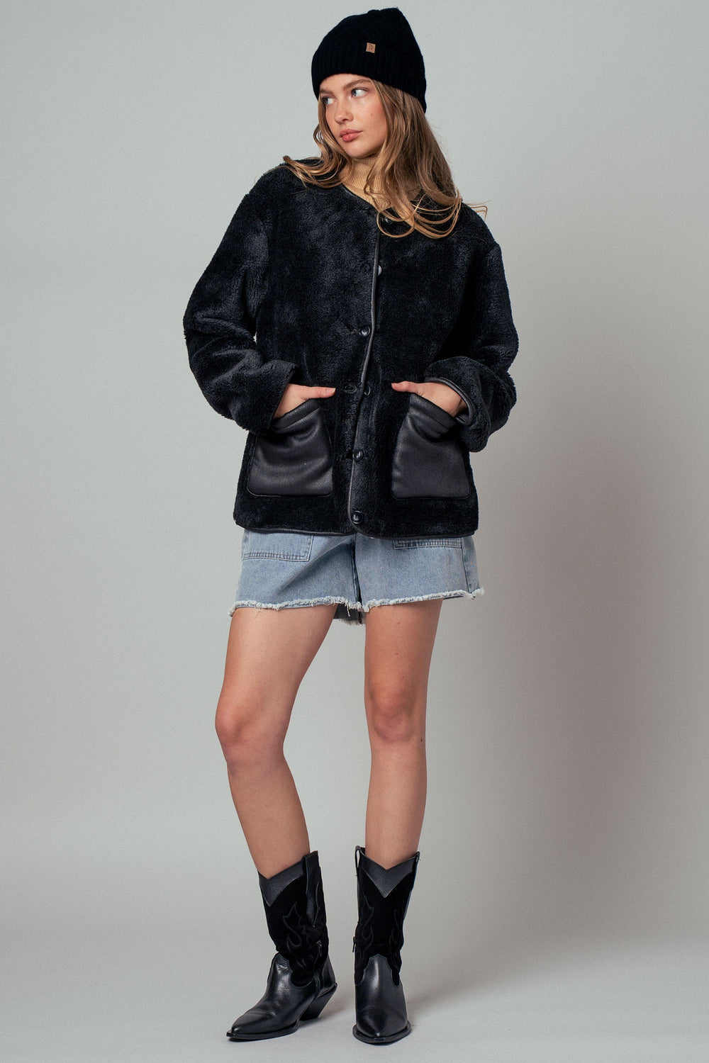 cozy boxy shearling jacket with suede pockets - black (additional view)