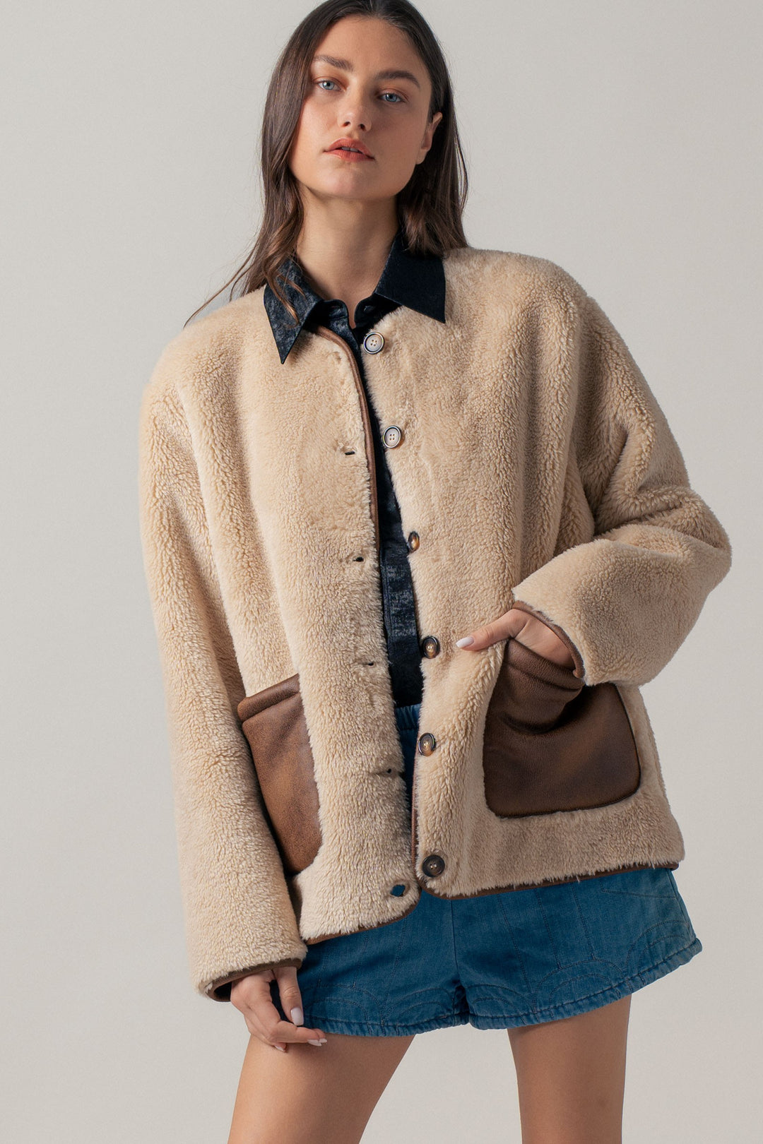 cozy boxy shearling jacket with suede pocket - beige