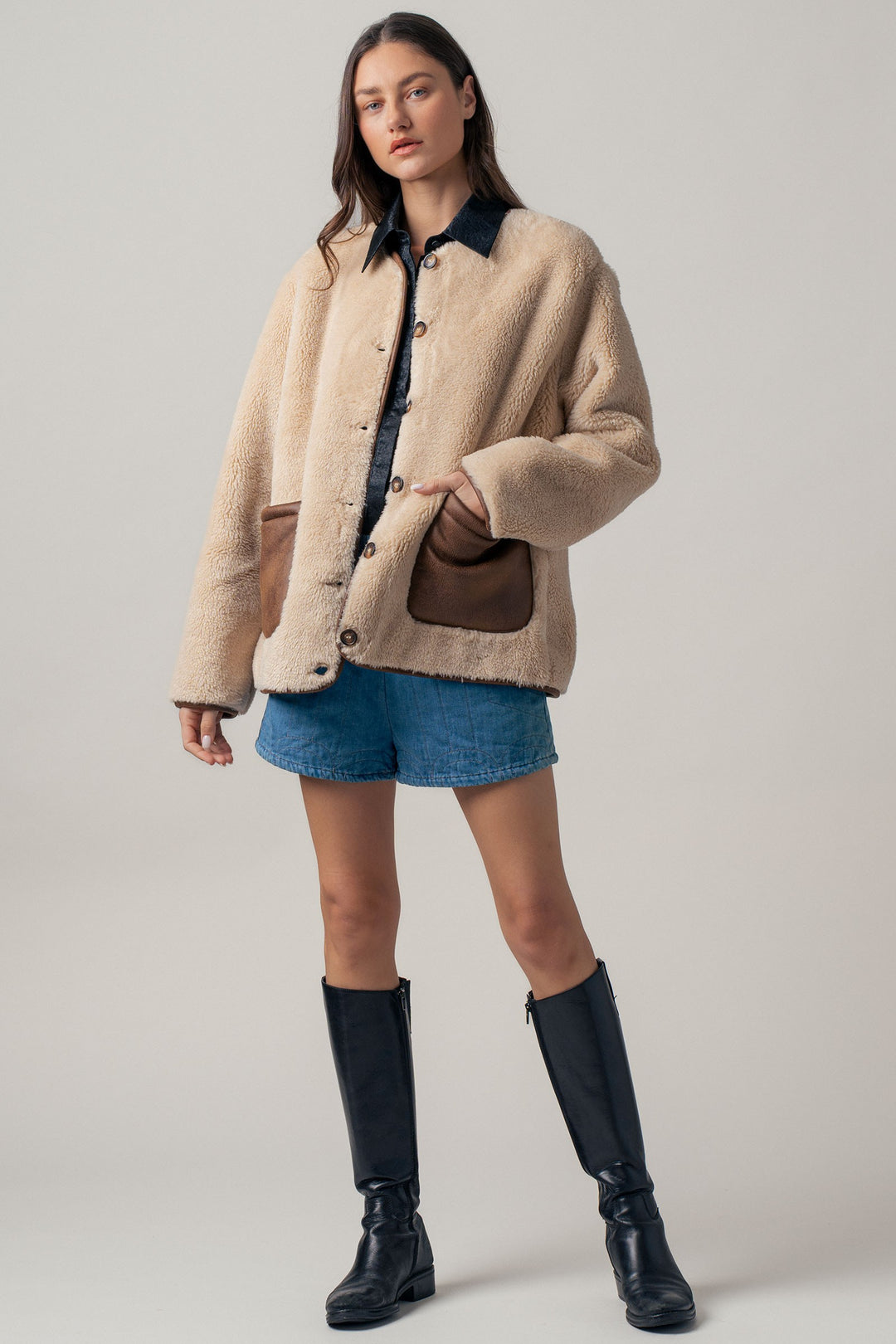 cozy boxy shearling jacket with suede pocket - beige (additional view)