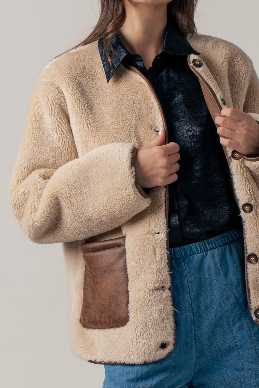 cozy boxy shearling jacket with suede pocket - beige (additional view)