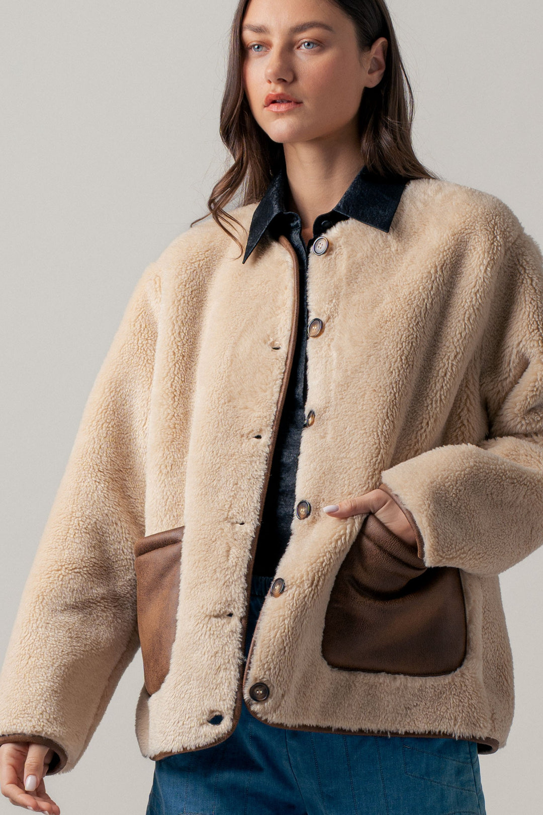 cozy boxy shearling jacket with suede pocket - beige (additional view)
