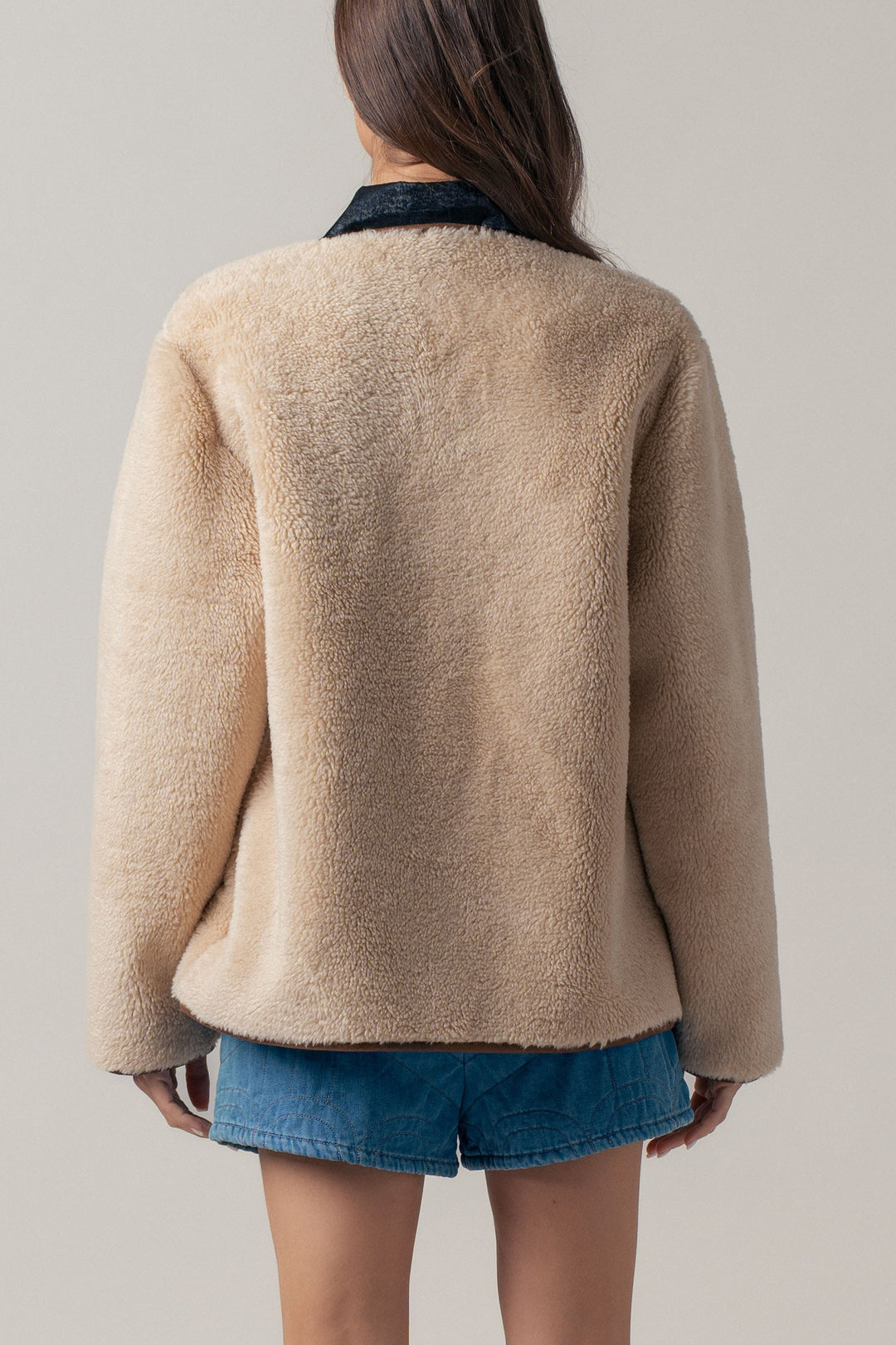 cozy boxy shearling jacket with suede pocket - beige (additional view)