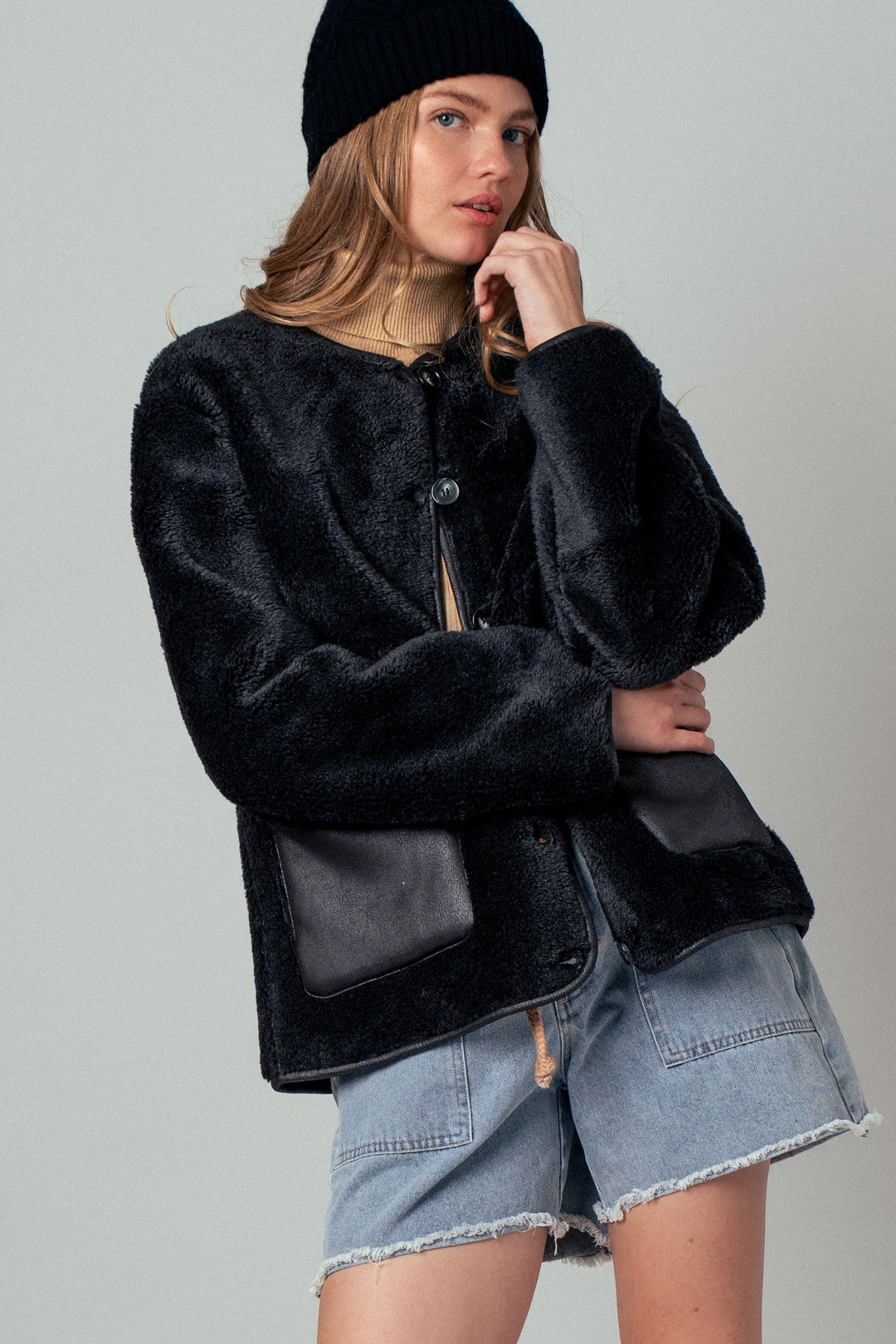 cozy boxy shearling jacket with suede pocket - black (additional view)