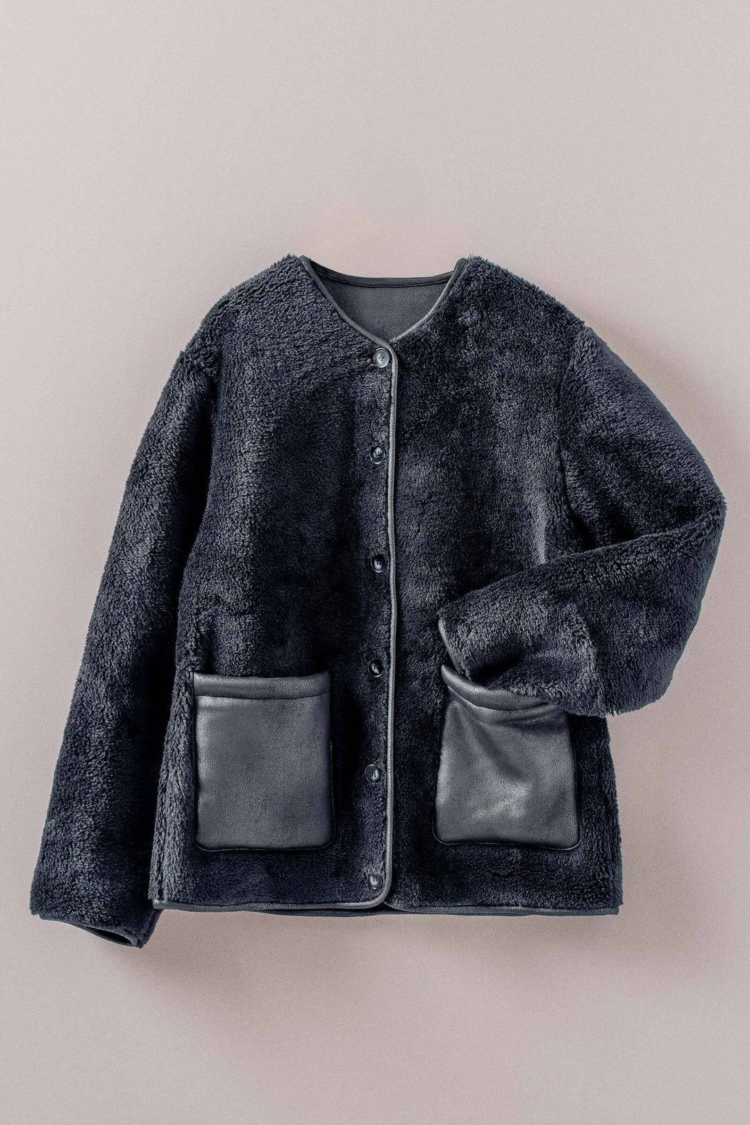 cozy boxy shearling jacket with suede pocket - black (additional view)