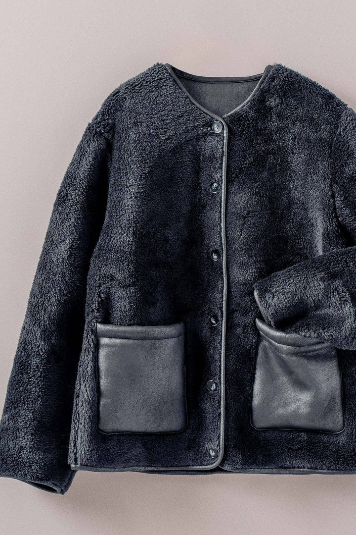 cozy boxy shearling jacket with suede pocket - black (additional view)