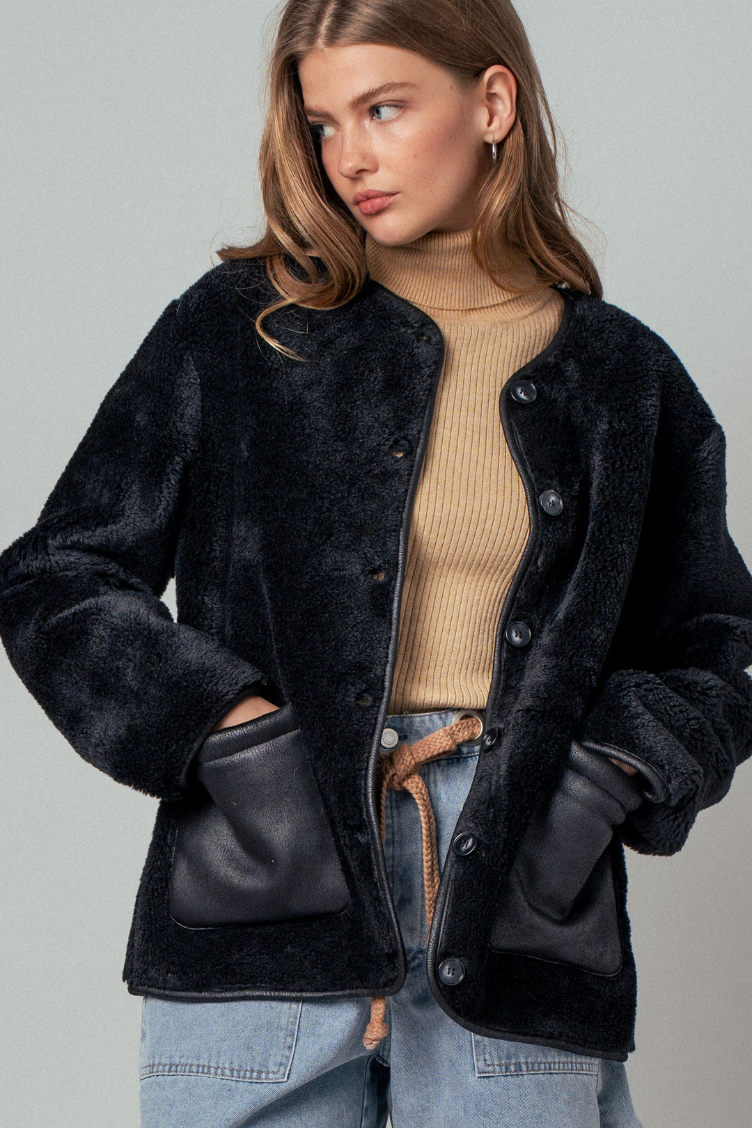 cozy boxy shearling jacket with suede pocket - black (additional view)