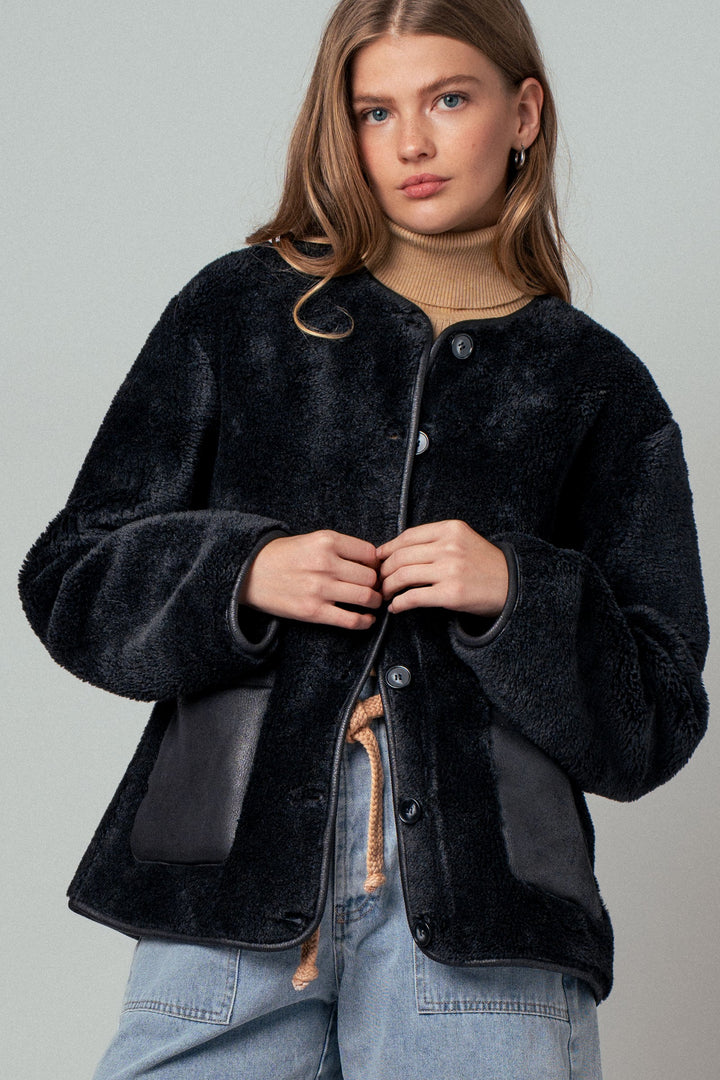 cozy boxy shearling jacket with suede pocket - black (additional view)
