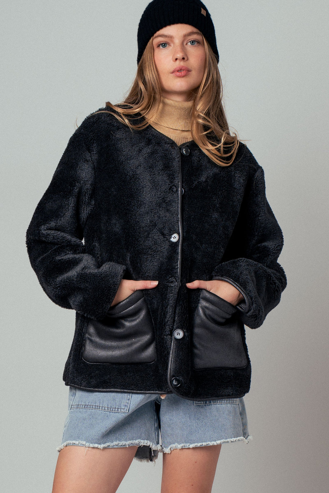 cozy boxy shearling jacket with suede pocket - black (additional view)