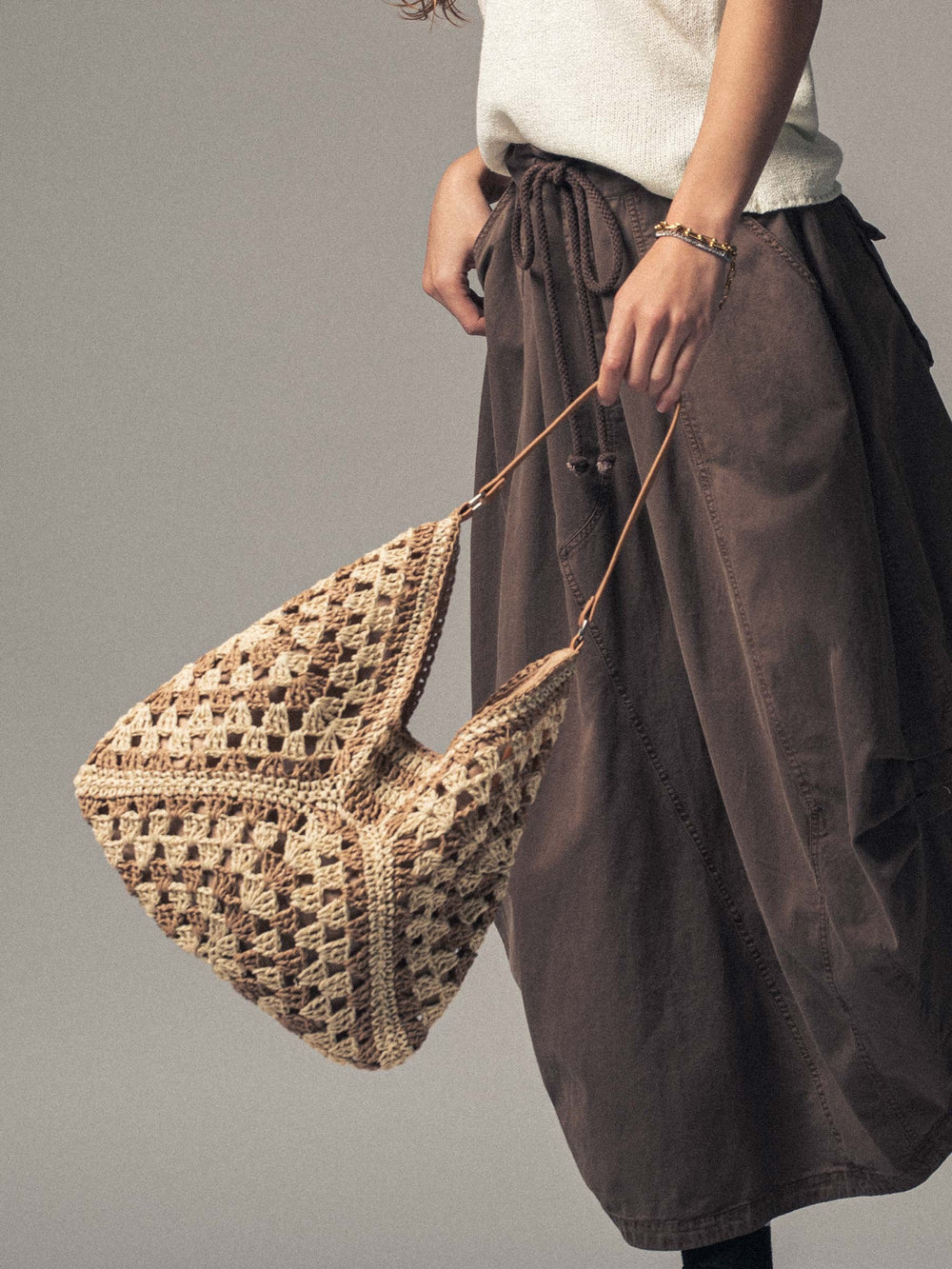 diamond crochet hobo shoulder bag - taupe (additional view)