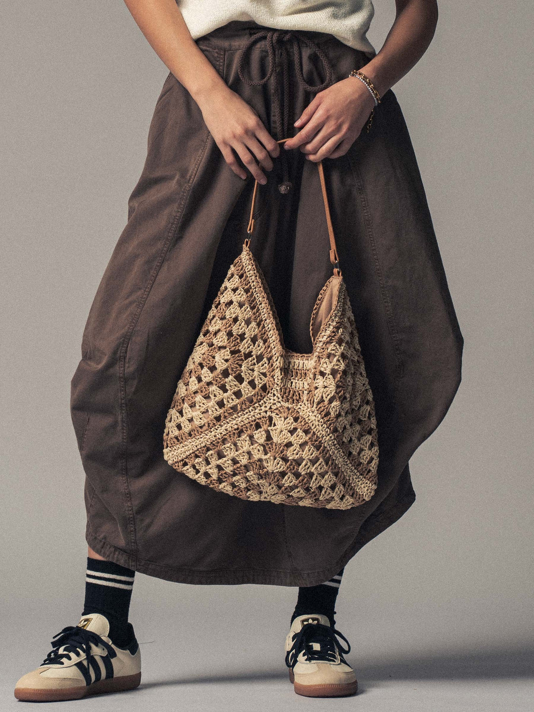 diamond crochet hobo shoulder bag - taupe (additional view)