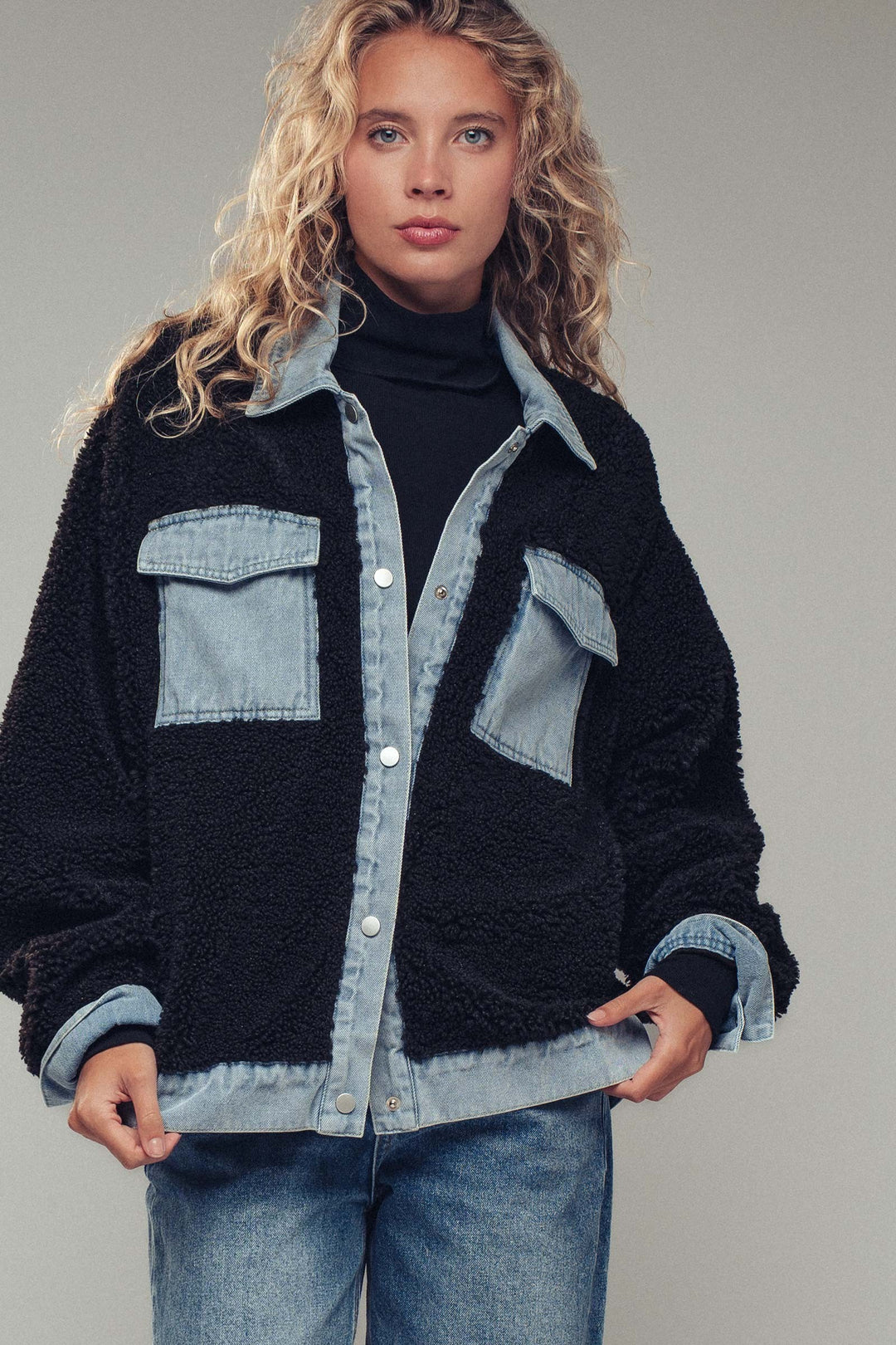 cozy sherpa jacket with denim contrast and pockets - black
