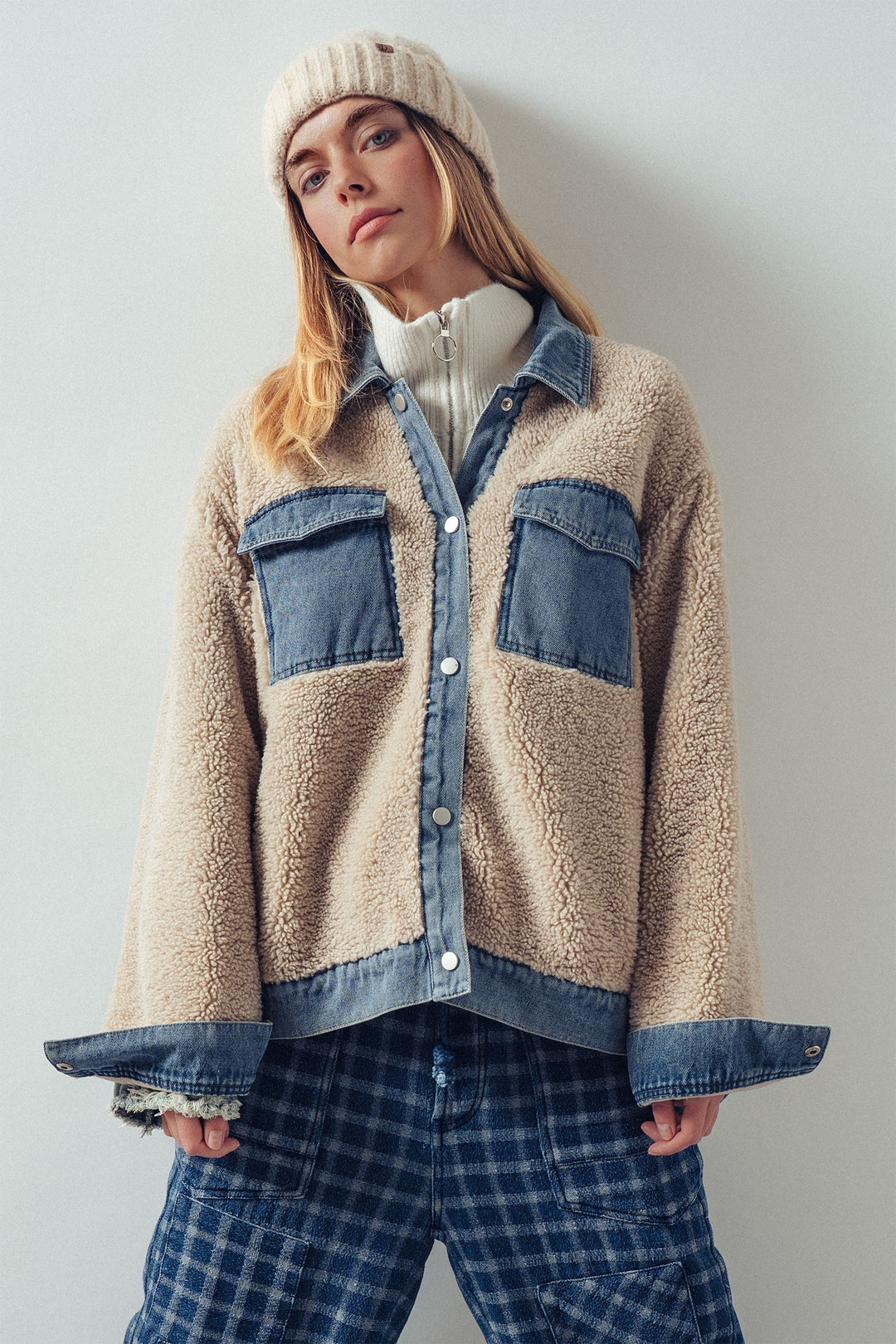 cozy sherpa jacket with denim contrast and pockets - beige