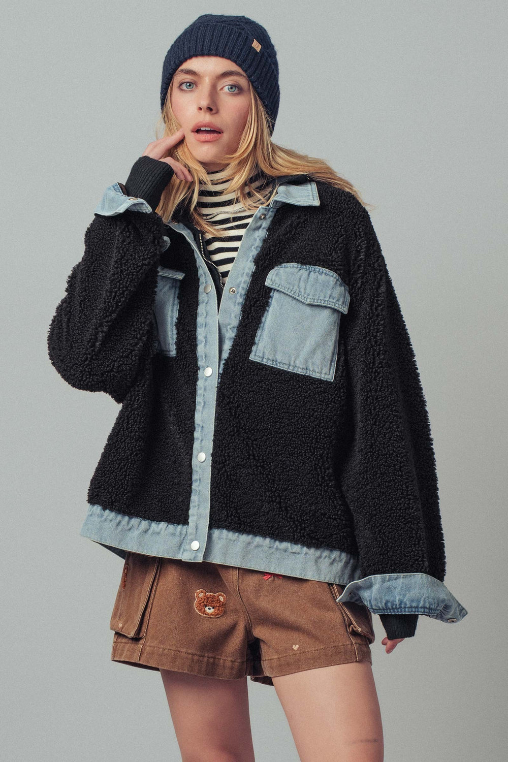 cozy sherpa jacket with denim contrast and pockets - black