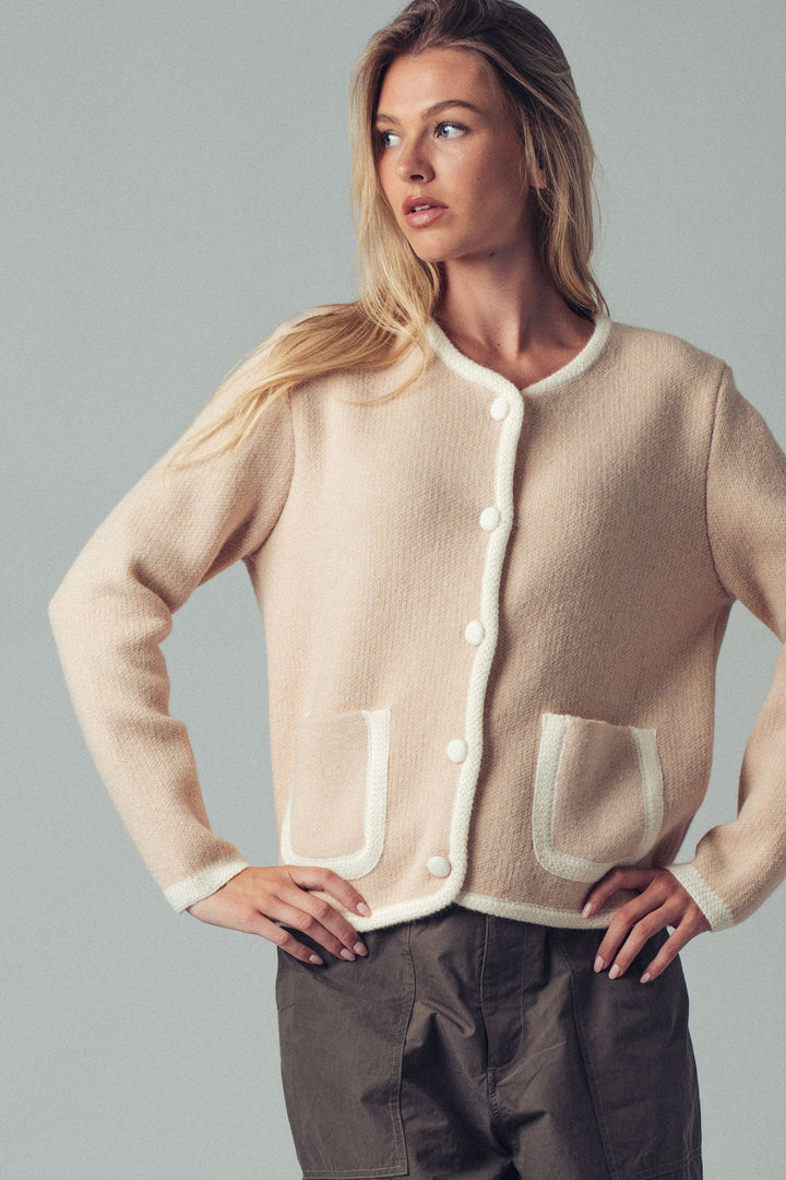 0207-7923 | Suéter minimalista con botones