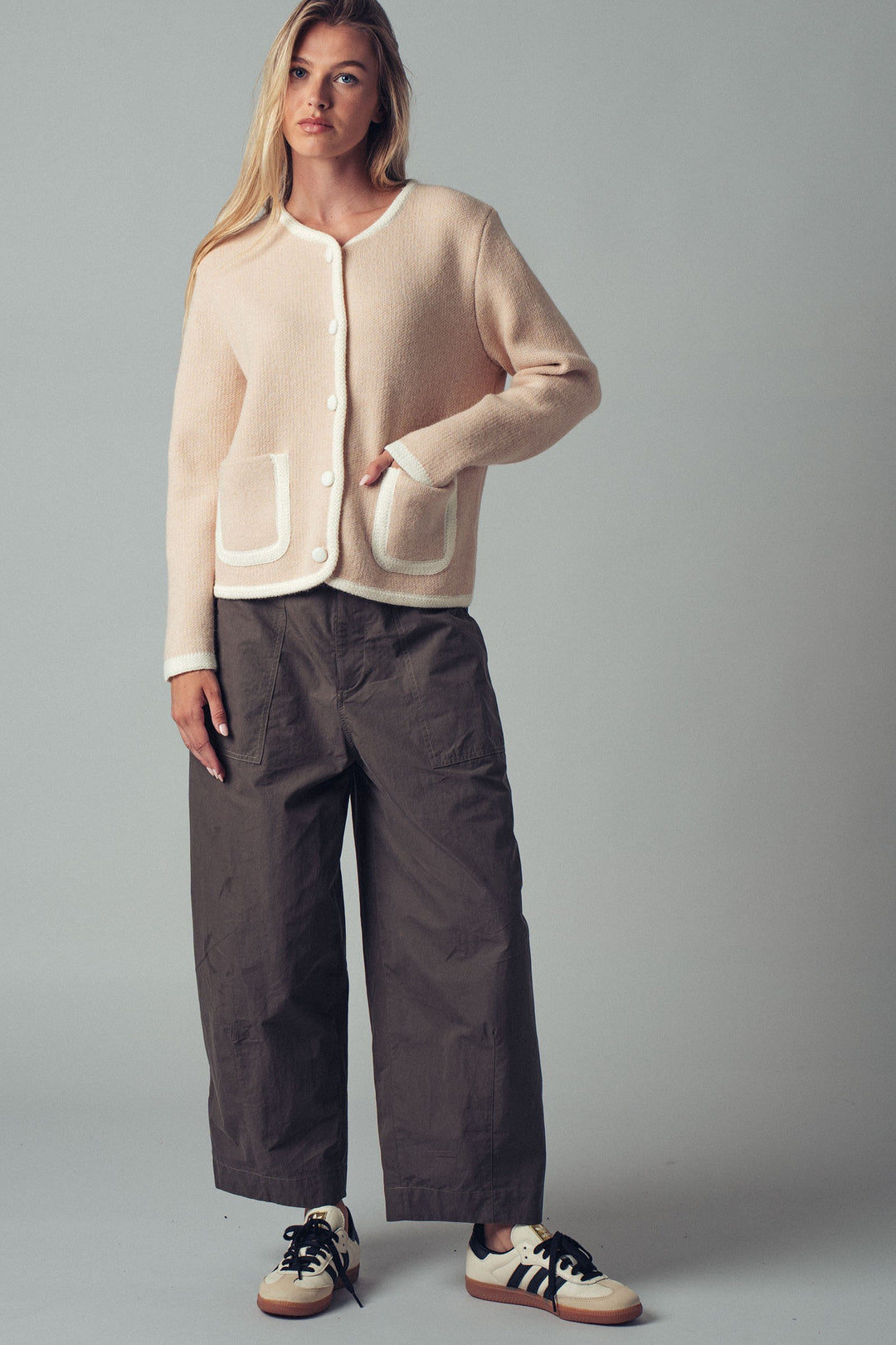 0207-7923 | Suéter minimalista con botones