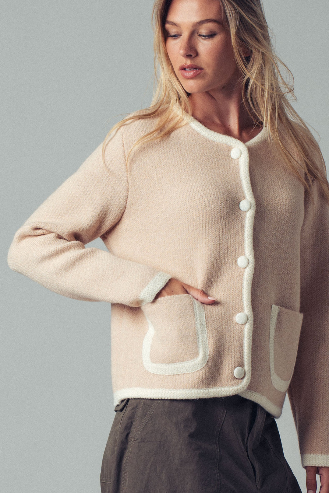 0207-7923 | Suéter minimalista con botones