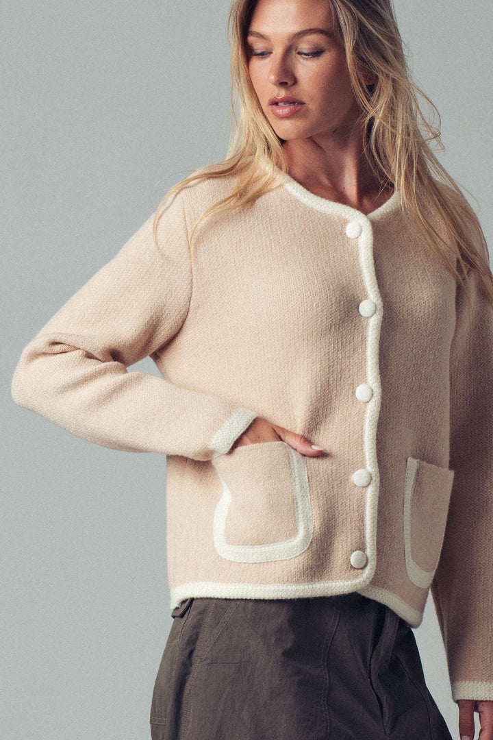 0207-7923 | Suéter minimalista con botones