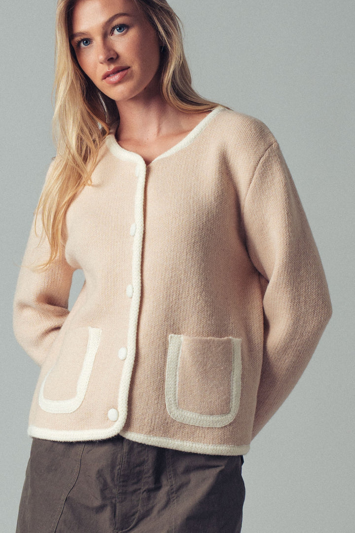 0207-7923 | Suéter minimalista con botones