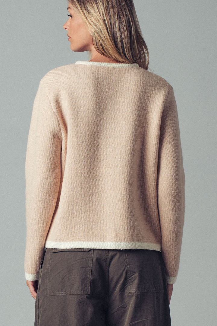 0207-7923 | Suéter minimalista con botones