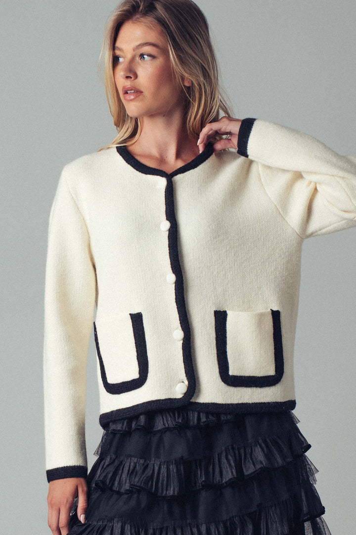 0207-7923 | Suéter minimalista con botones