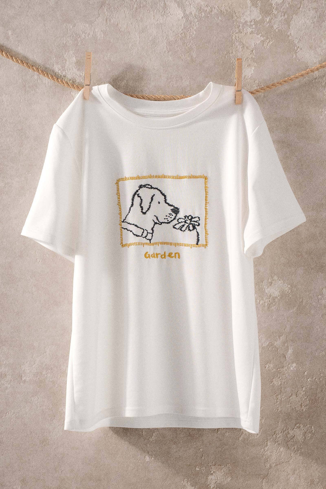 garden embroidered dog graphic t shirt - white