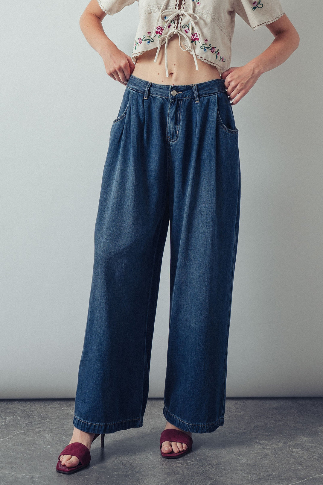 relaxed pleated wide leg denim trousers - dk denim