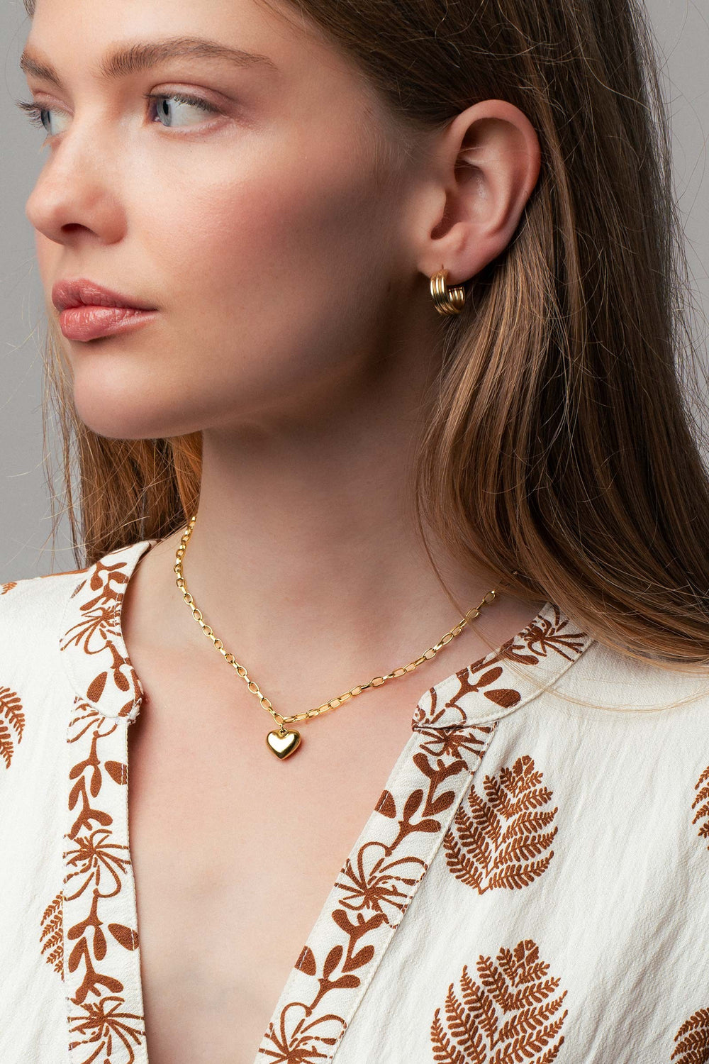 heart pendant chain necklace - gold (additional view)