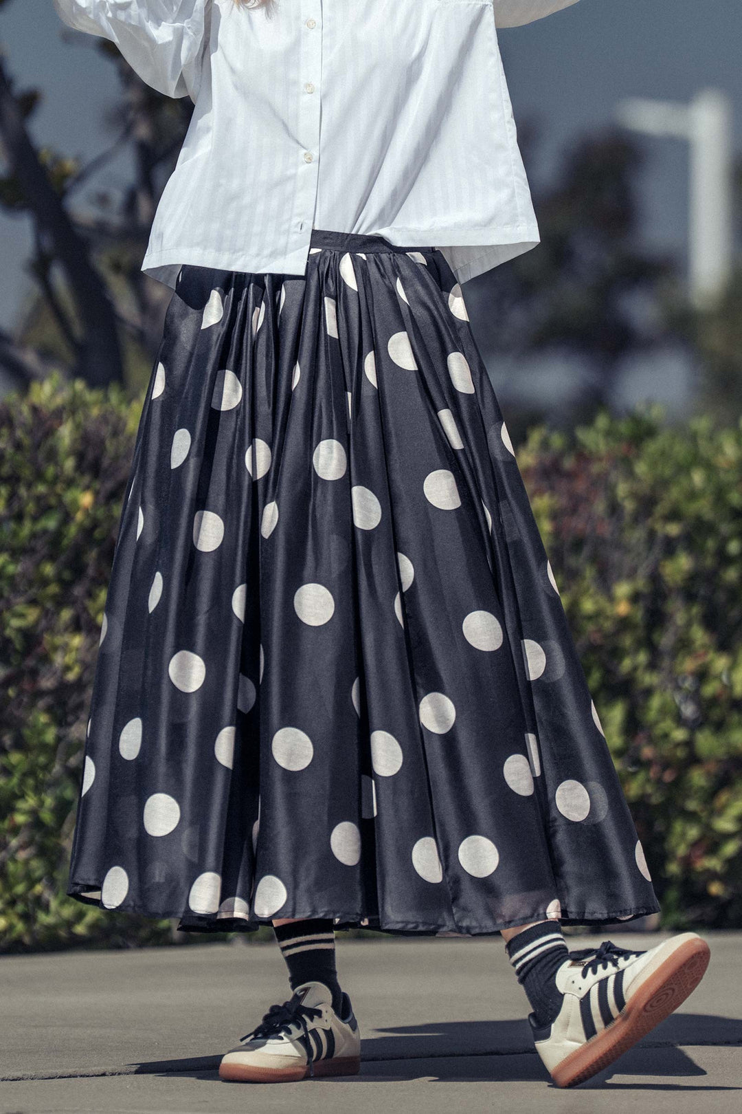 polka dot pleated midi skirt w flowing silhouette - black