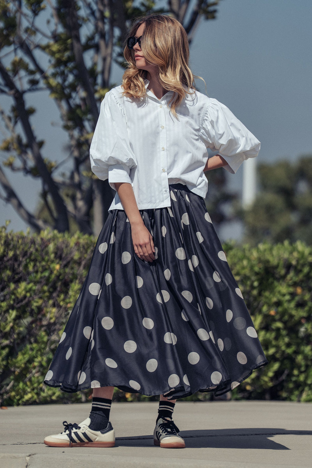 polka dot pleated midi skirt w flowing silhouette - black (additional view)