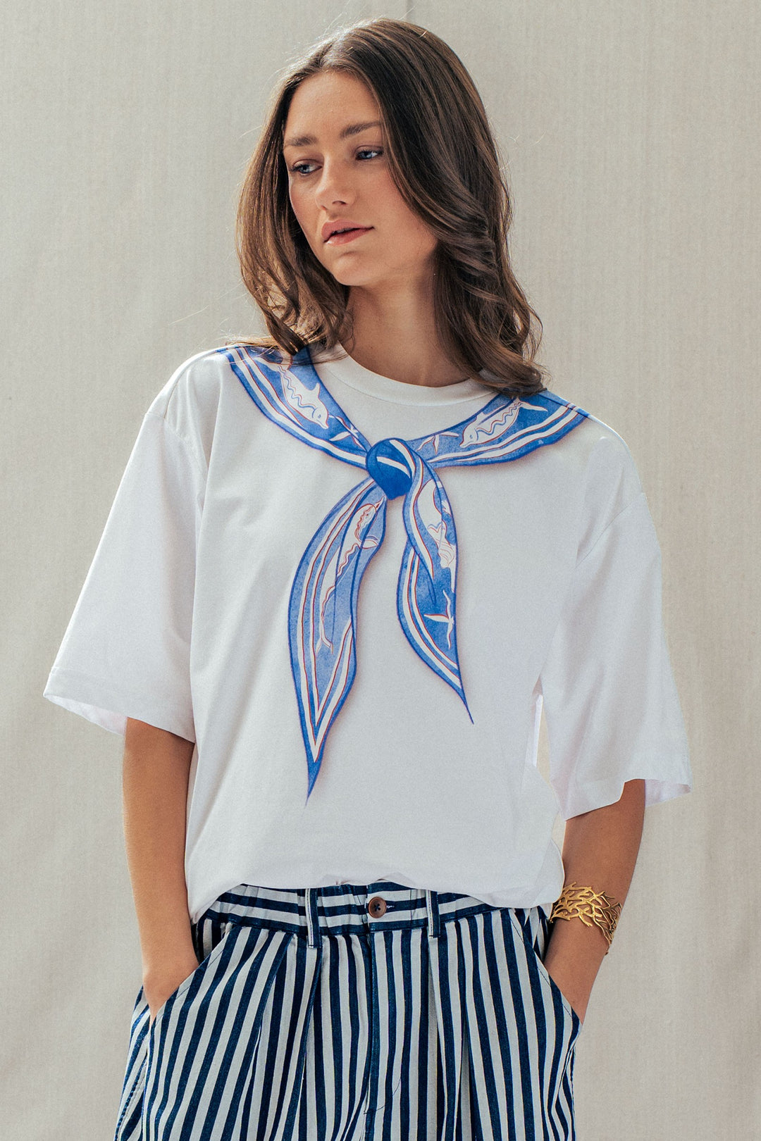 coastal chic scarf graphic tee - white