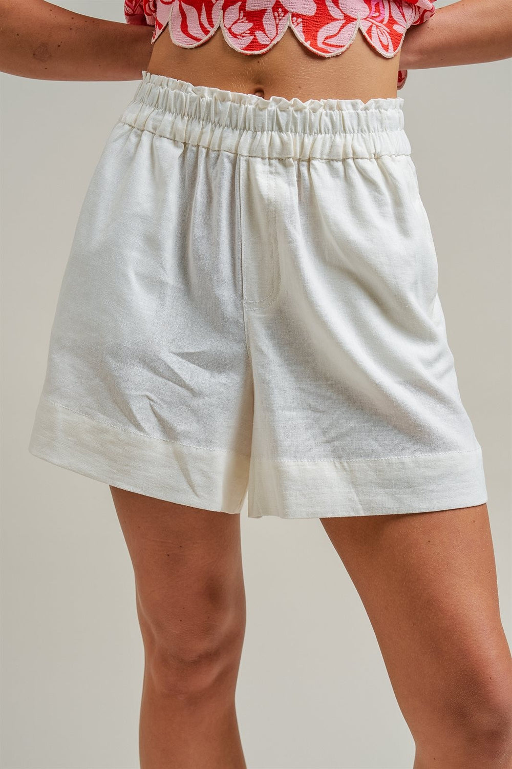 Comfy Elastic Waist Side Pockets Shorts in White - Women's Wholesale Shorts | Trend Notes