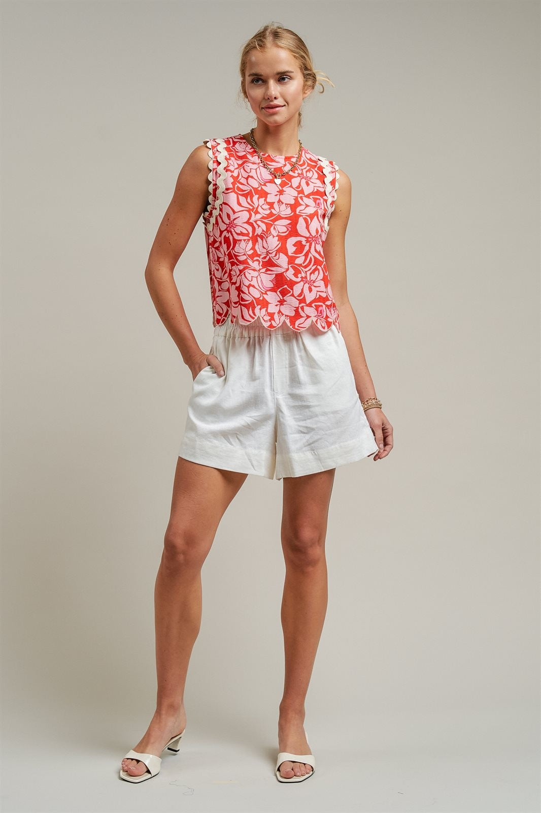 Comfy Elastic Waist Side Pockets Shorts in White - Women's Wholesale Shorts | Trend Notes