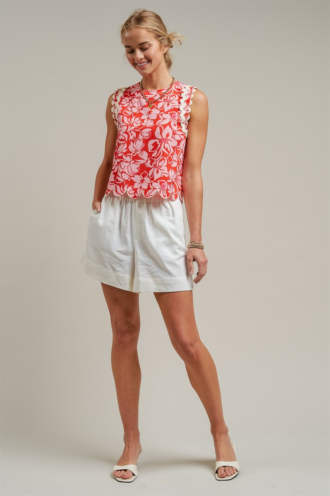 Comfy Elastic Waist Side Pockets Shorts in White - Women's Wholesale Shorts | Trend Notes