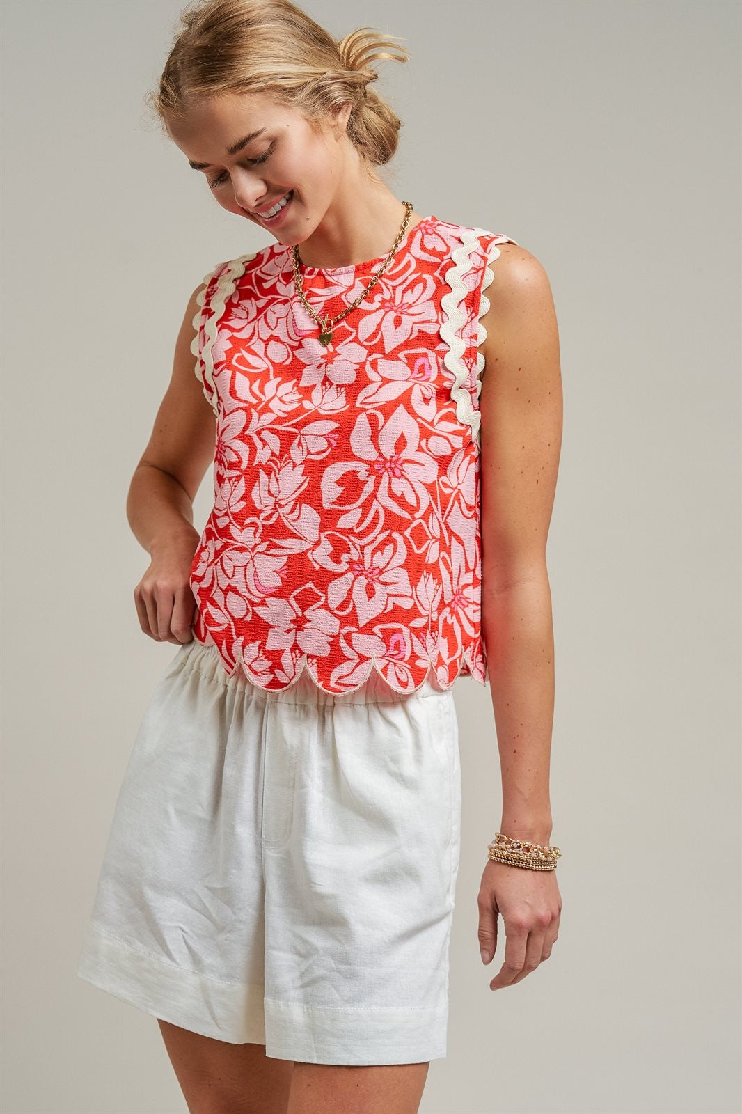 Comfy Elastic Waist Side Pockets Shorts in White - Women's Wholesale Shorts | Trend Notes