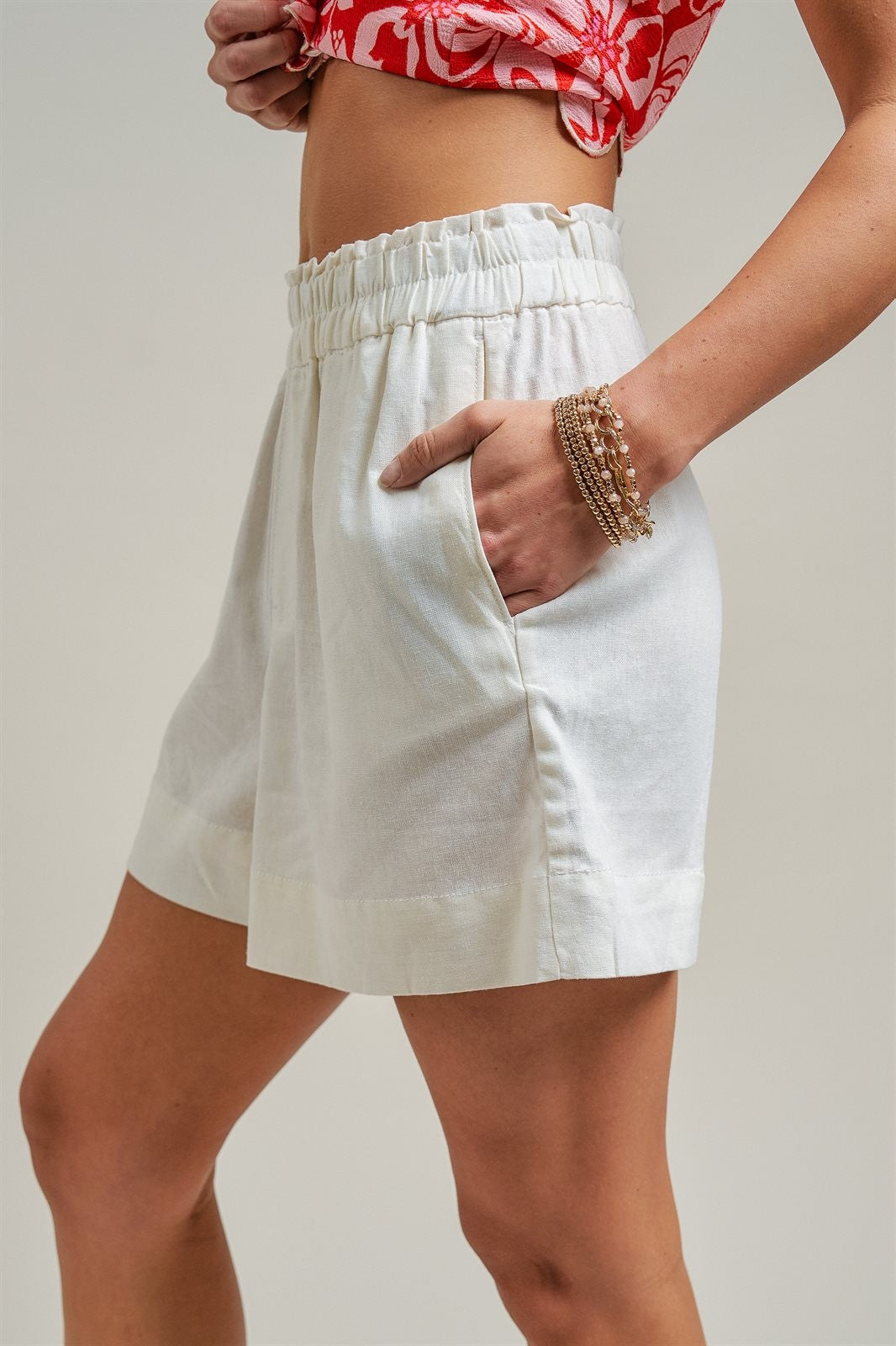 Comfy Elastic Waist Side Pockets Shorts in White - Women's Wholesale Shorts | Trend Notes
