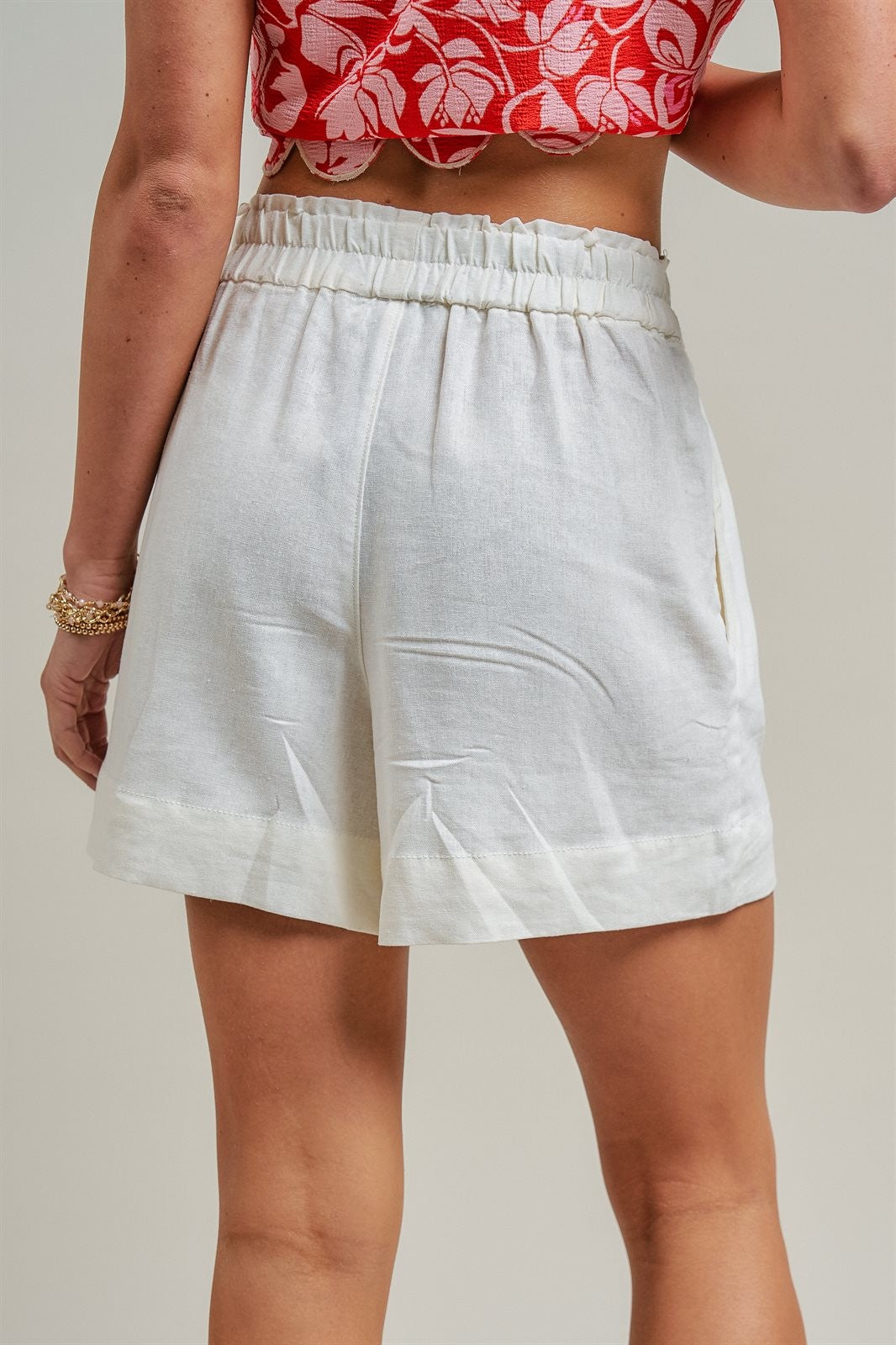 Comfy Elastic Waist Side Pockets Shorts in White - Women's Wholesale Shorts | Trend Notes