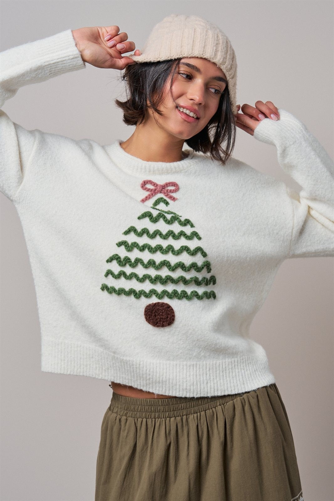 Christmas Tree Intarsia Knit Crew-Neck Sweater in Ivory - Women's Wholesale Sweaters | Trend Notes