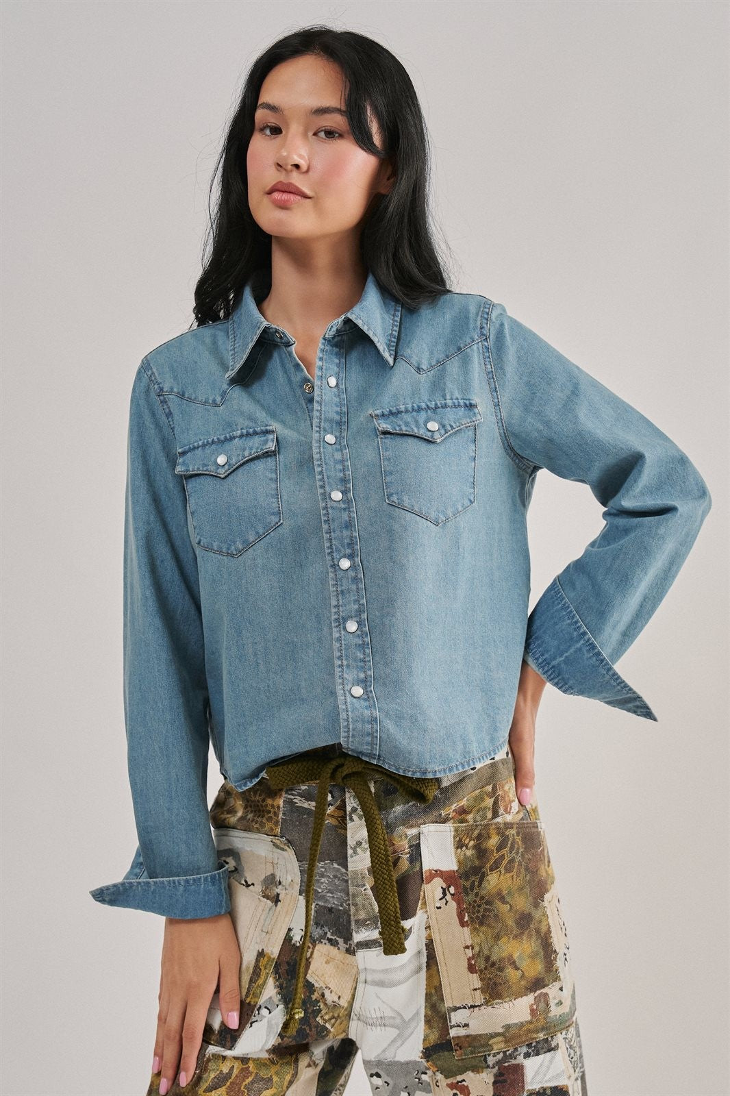 Western Pearl Snap Denim Shirt in Denim Blue - Women's Wholesale Shirts & Blouses | Trend Notes