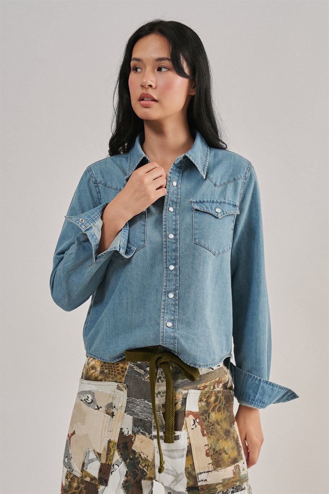 Western Pearl Snap Denim Shirt in Denim Blue - Women's Wholesale Shirts & Blouses | Trend Notes