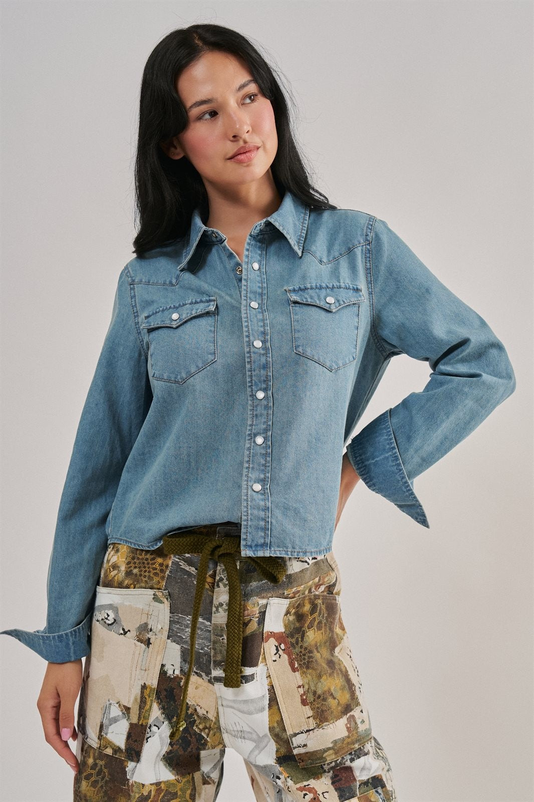 Western Pearl Snap Denim Shirt in Denim Blue - Women's Wholesale Shirts & Blouses | Trend Notes