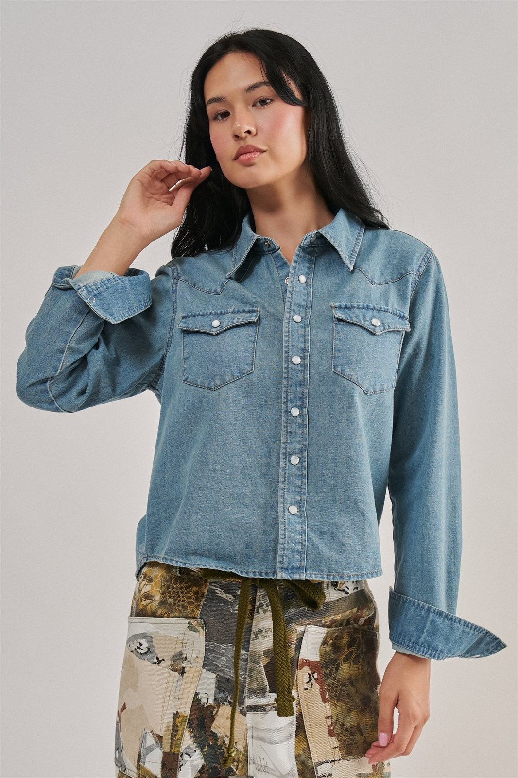 Western Pearl Snap Denim Shirt in Denim Blue - Women's Wholesale Shirts & Blouses | Trend Notes