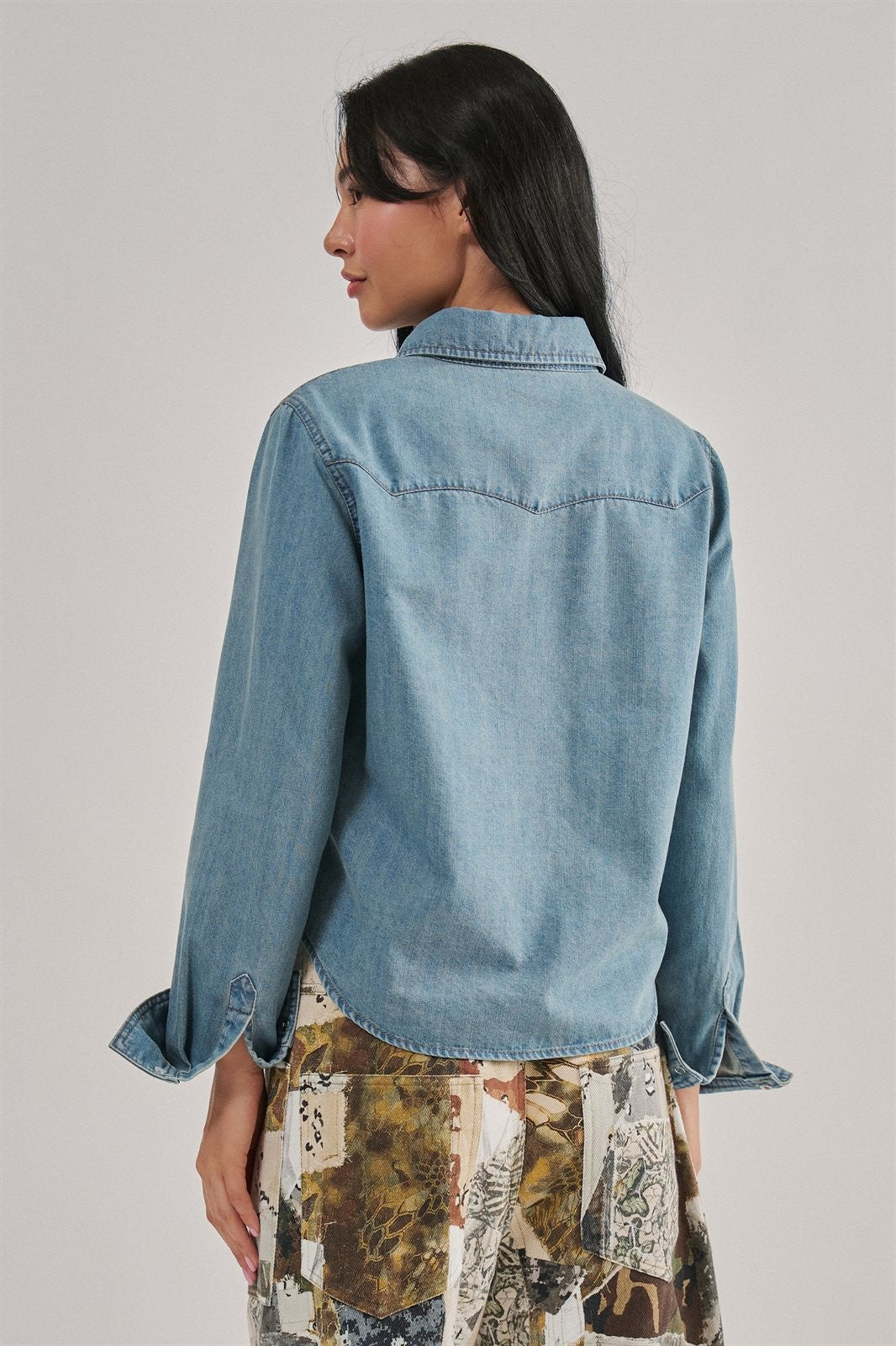 Western Pearl Snap Denim Shirt in Denim Blue - Women's Wholesale Shirts & Blouses | Trend Notes
