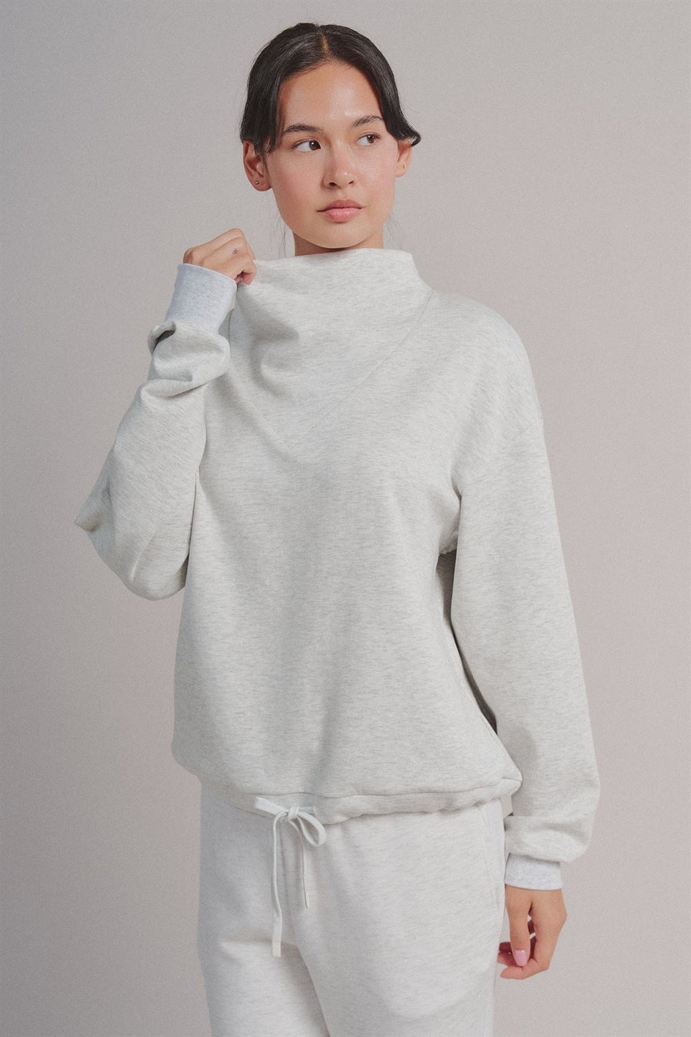 Scuba Cowl Mock Neck Sweatshirt Pilates Athflow Top for Wome in White Melange - Women's Wholesale Shorts | Trend Notes