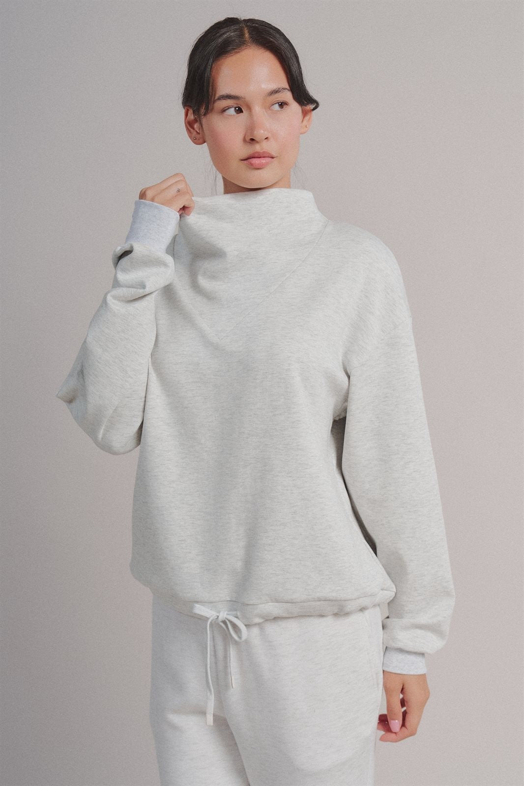 Scuba Cowl Mock Neck Sweatshirt Pilates Athflow Top for Wome in White Melange - Women's Wholesale Shorts | Trend Notes