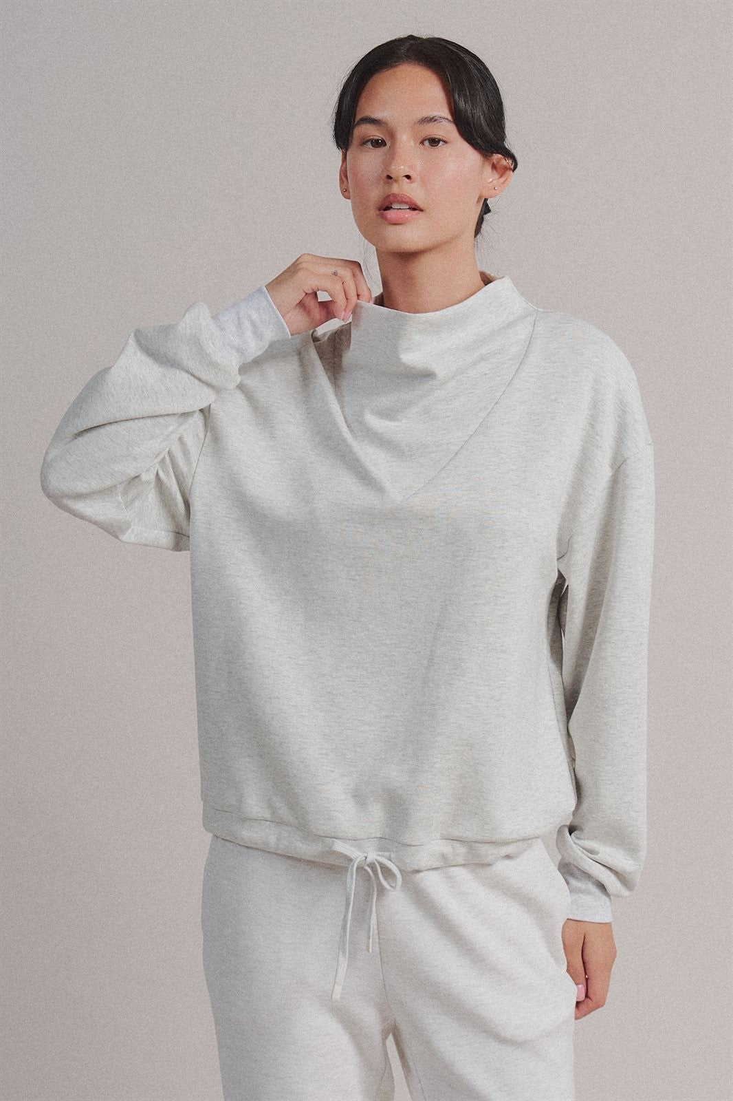 Scuba Cowl Mock Neck Sweatshirt Pilates Athflow Top for Wome in White Melange - Women's Wholesale Shorts | Trend Notes