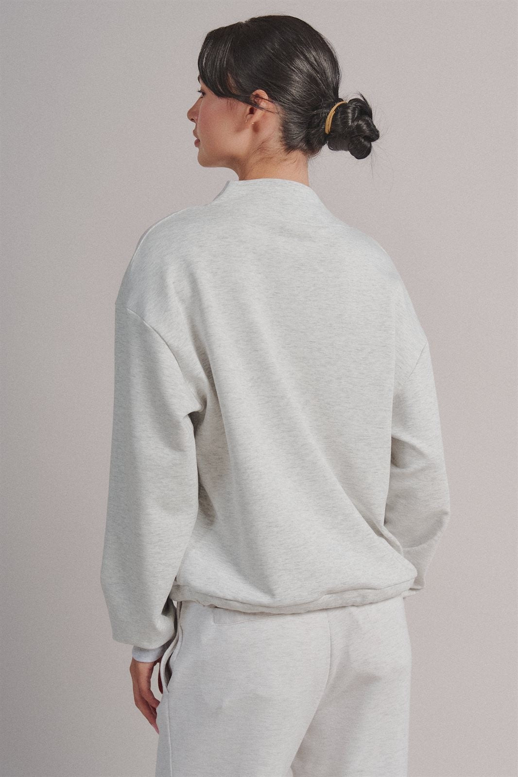 Scuba Cowl Mock Neck Sweatshirt Pilates Athflow Top for Wome in White Melange - Women's Wholesale Shorts | Trend Notes