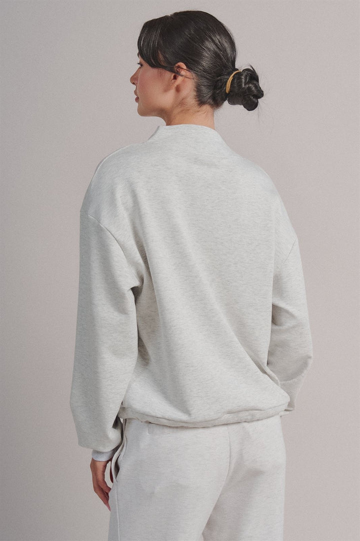 Scuba Cowl Mock Neck Sweatshirt Pilates Athflow Top for Wome in White Melange - Women's Wholesale Shorts | Trend Notes