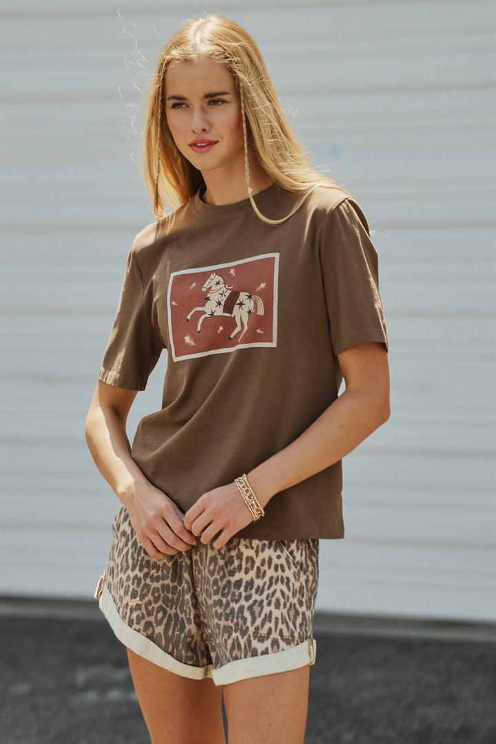 Western Horse Graphic Crew-Neck Cotton Tee in Brown - Women's Wholesale Fashion | Trend Notes