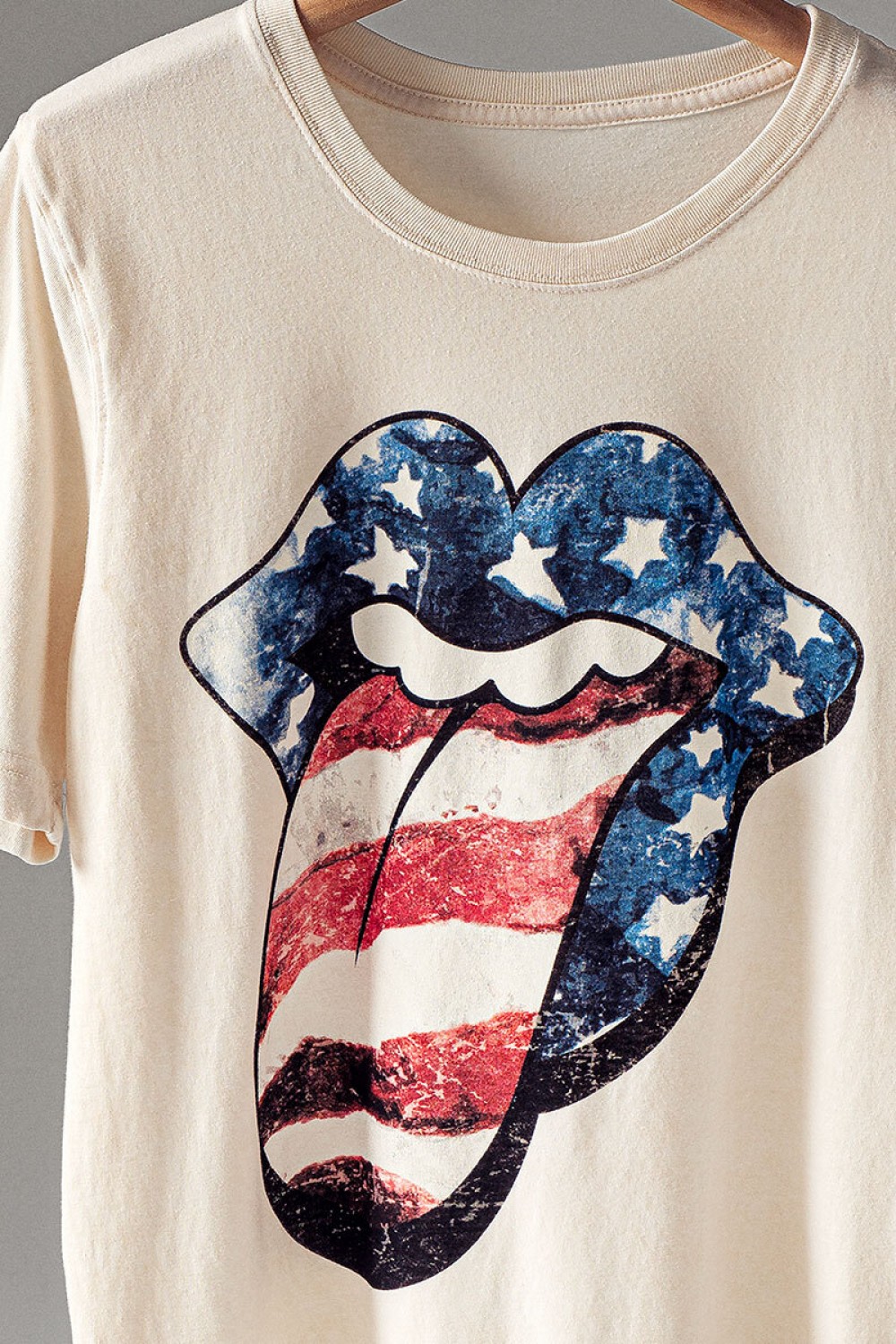 0854-9643<br/>BETTY USA TONGUE GRAPHIC TEE